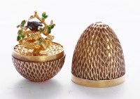 Lot 214 - A silver gilt novelty egg