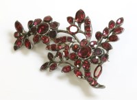 Lot 284 - A Georgian garnet brooch