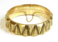 Lot 465 - A Portuguese gold and enamel hinged bangle