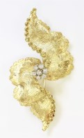 Lot 469 - An 18ct gold diamond cluster set brooch