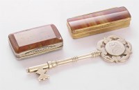 Lot 248 - A silver-mounted agate vinaigrette