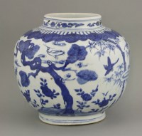 Lot 29 - A blue and white Potiche
