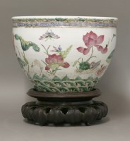 Lot 86 - A famille rose Cachepot