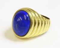 Lot 483 - A gentlemen's lapis lazuli gold signet ring