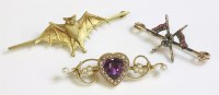 Lot 359 - A cased amethyst and split pearl bar brooch