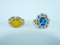 Lot 43 - A garnet topped doublet and synthetic spinel oval cluster ring