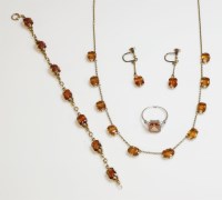 Lot 400 - A gold necklace