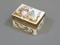 Lot 144 - An 18th century porcelain patch box