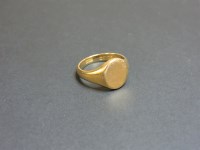 Lot 12 - An 18ct gold signet ring