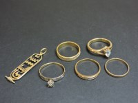 Lot 33 - An 18ct yellow and white gold band ring