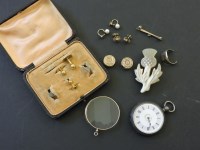 Lot 126 - A gold fob pin