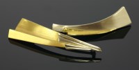 Lot 25 - An 18ct yellow and white gold brooch