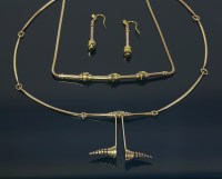 Lot 26 - A 9ct gold and enamel necklace
