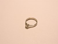 Lot 8 - An 18ct white gold single stone diamond ring