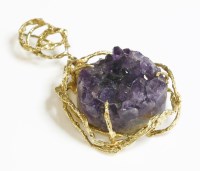 Lot 30 - An 18ct gold amethyst geode pendant