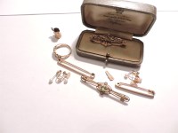 Lot 73 - A gold peridot and split pearl bar brooch