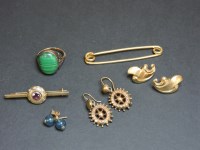 Lot 30 - A gold single stone malachite ring