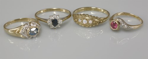 Lot 1046 - A 9ct gold blue and topaz diamond ring