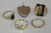 Lot 1014 - A gold initial ring