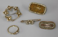 Lot 1066 - An ivy and split pearl wreath brooch