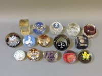 Lot 1367 - Fifteen assorted paperweights