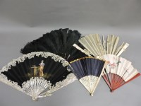 Lot 1111 - An ostrich feather fan