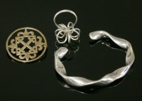 Lot 24 - A 9ct gold Celtic-style circle brooch