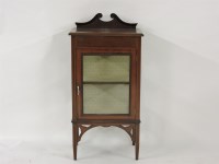 Lot 671 - An Edwardian mahogany and crossbanded display cabinet