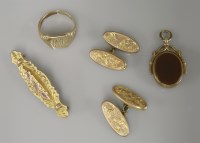 Lot 98 - A 9ct gold signet ring