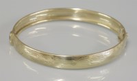 Lot 92 - A gold hinged bangle
