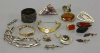 Lot 54 - A tray of gold