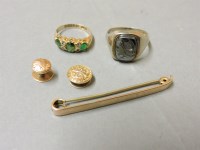 Lot 36 - A 9ct gold three stone ring