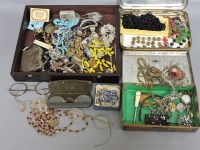 Lot 58 - A quantity of costume jewellery
