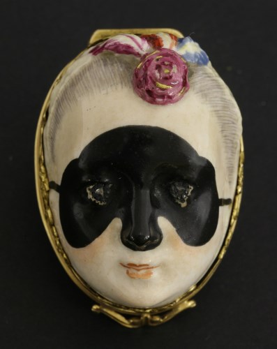 Lot 36 - A Chelsea gold-mounted porcelain bonbonnière