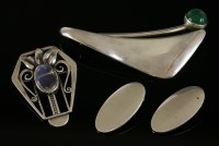 Lot 33 - A sterling silver Danish agate brooch