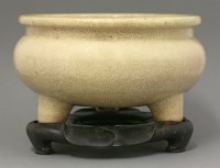 Lot 22 - A ge-type glazed tripod Censer