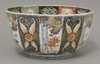 Lot 555 - An Imari bowl