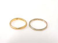 Lot 1005 - A 9ct gold faceted wedding ring