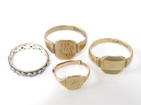 Lot 1018 - A 9ct gold signet ring