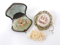 Lot 1058 - A Victorian revolving carved ivory brooch