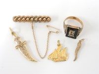 Lot 1025 - A gold gentleman's signet ring