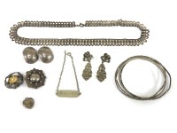 Lot 92 - A quantity of costume jewellery