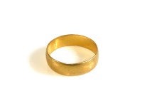 Lot 14 - A 22ct gold wedding ring