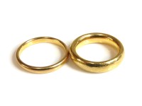 Lot 28 - A plain court shaped wedding ring