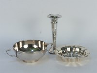 Lot 163 - A silver porringer