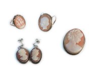 Lot 15 - A gold shell cameo ring