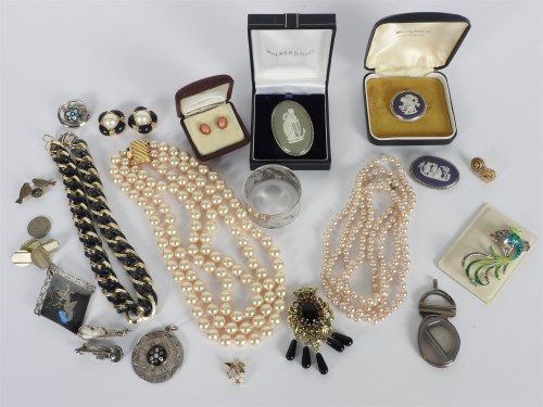 Lot 136 - A 9ct gold pendant in the form of grapes