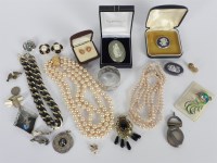 Lot 136 - A 9ct gold pendant in the form of grapes