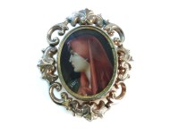 Lot 4 - A gold scroll mounted swizzle brooch
