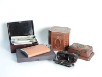 Lot 401 - A small collection of items to include opera glasses